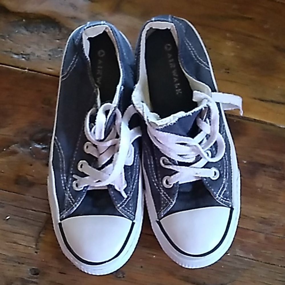 Airwalk low top shoes